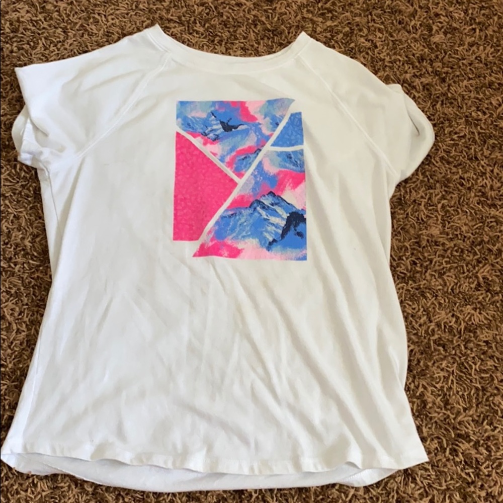 short sleeve shirt with pattern in the middle